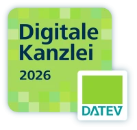Ein quadratisches Logo mit dem Text "Digitale Kanzlei 2026" auf einem grünen Hintergrund, umgeben von kleineren, hellgrünen und dunklergrünen Quadraten, und einem kleinen weißen Quadrat mit dem Logo von DATEV in der rechten unteren Ecke.