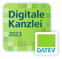 Das Bild zeigt ein Logo mit der Aufschrift „Digitale Kanzlei 2023“ in grüner Schrift auf einem hellgrünen Hintergrund. Im unteren rechten Bereich befindet sich ein zusätzliches Quadrat mit dem Logo von DATEV in einer hellen grünen Farbe.