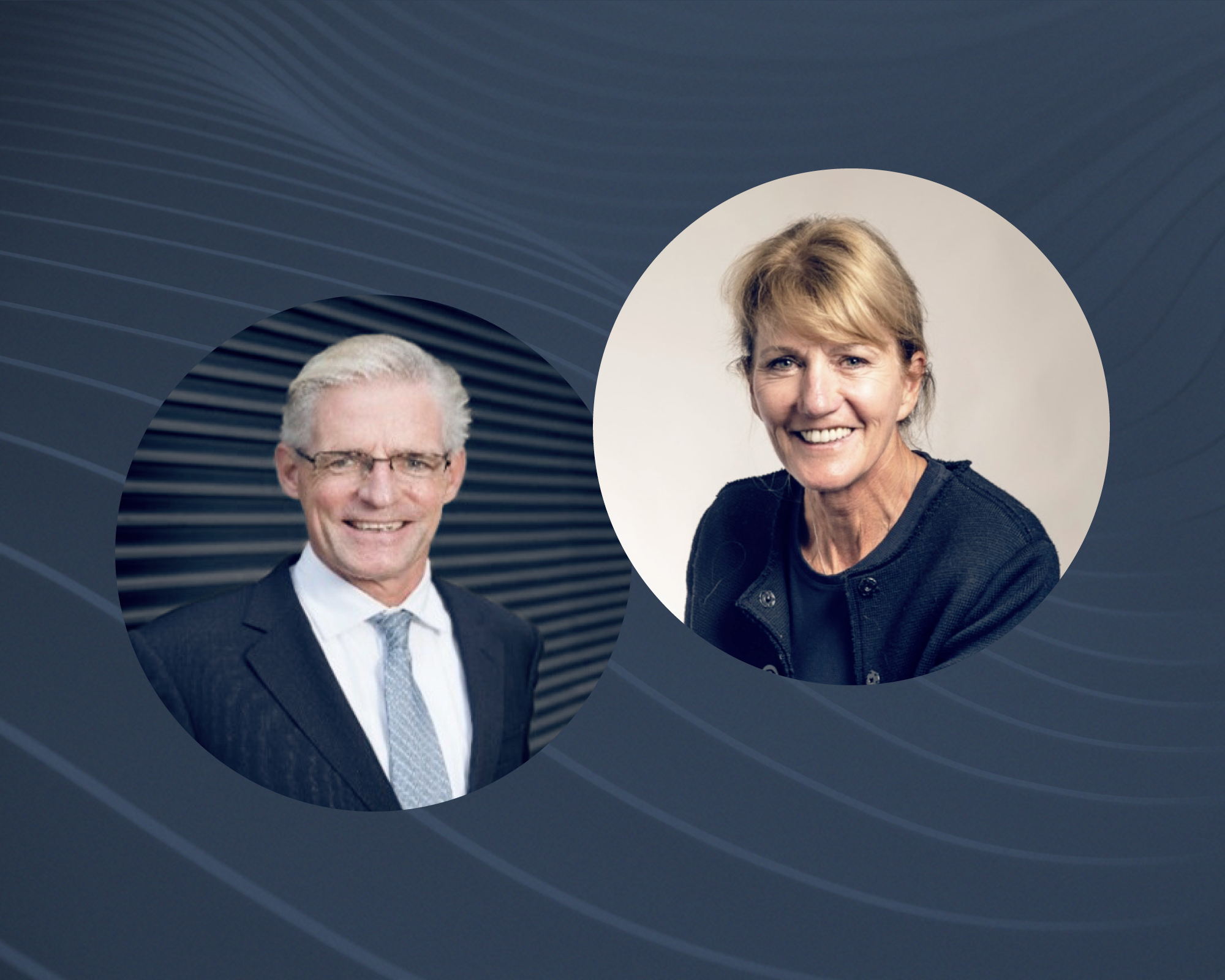 Zwei Geschäftsleute, ein Mann mit grauen Haaren und einer Brille in einem Anzug, und eine blonde Frau mit einem schwarzen Oberteil, lächeln in die Kamera. Der Hintergrund zeigt eine wellenförmige Struktur in einem dunklen Farbton.